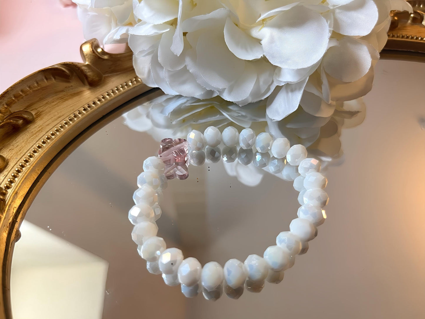 Armband aus glitzernden Facettperlen in Creme mit Kleeblatt aus Kristallglas in Rosa, Freundschaftsarmband - Laury goes Kronberg