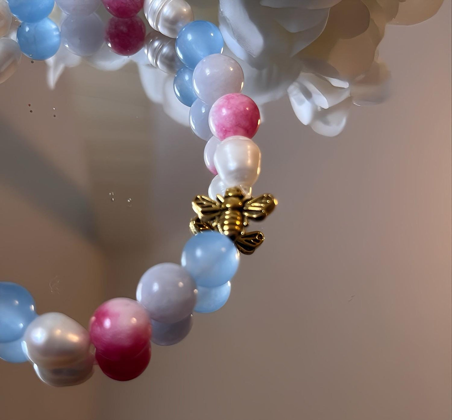 Armband mit Natursteinen und Süßwasserperlen in Hellblau und Rosa mit Elefant oder Biene, Freundschaftsarmband - Laury goes Kronberg