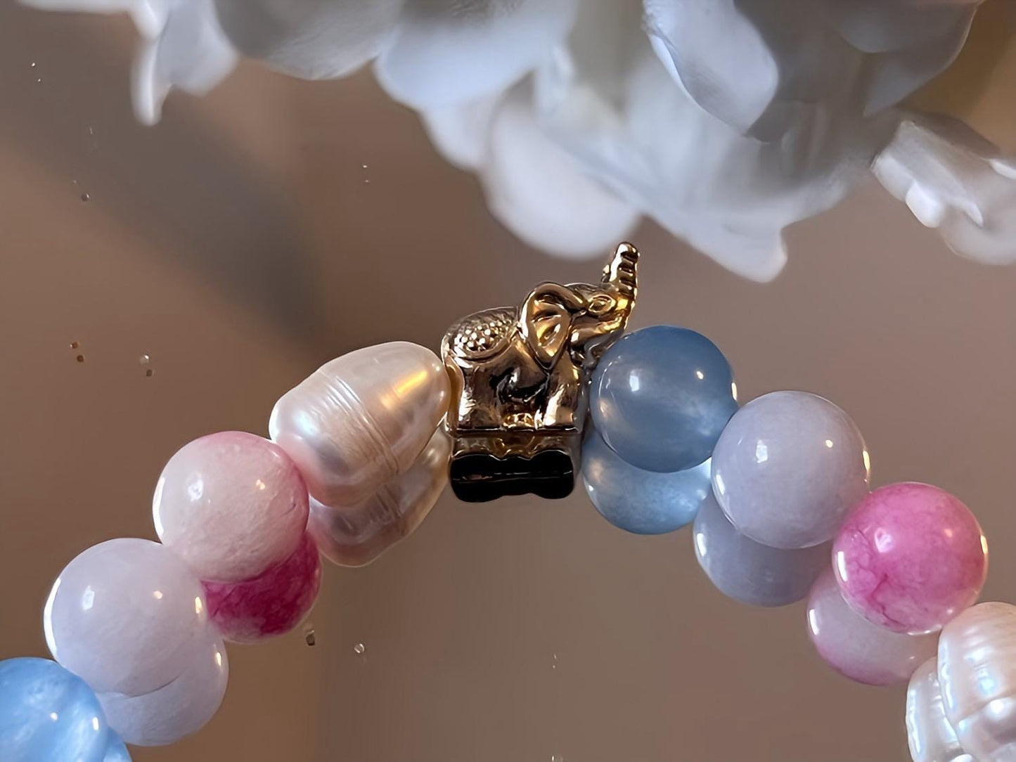 Armband mit Natursteinen und Süßwasserperlen in Hellblau und Rosa mit Elefant oder Biene, Freundschaftsarmband - Laury goes Kronberg