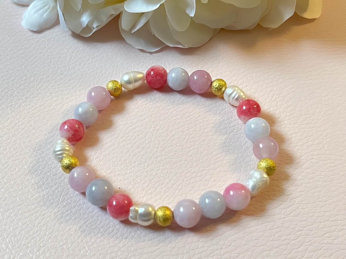 Armband mit Natursteinen und Süßwasserperlen in Pastell Rosa und Gold, Freundschaftsarmband - Laury goes Kronberg