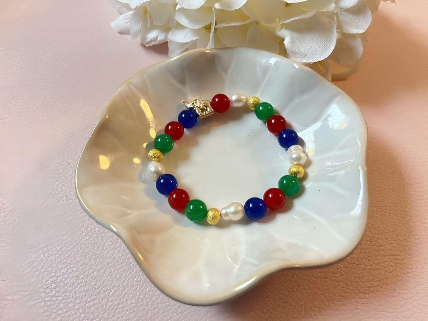 Elegantes Armband mit Natursteinen und Süßwasserperlen in Blau, Rot, Grün und Gold, Elefant, Freundschaftsarmband - Laury goes Kronberg