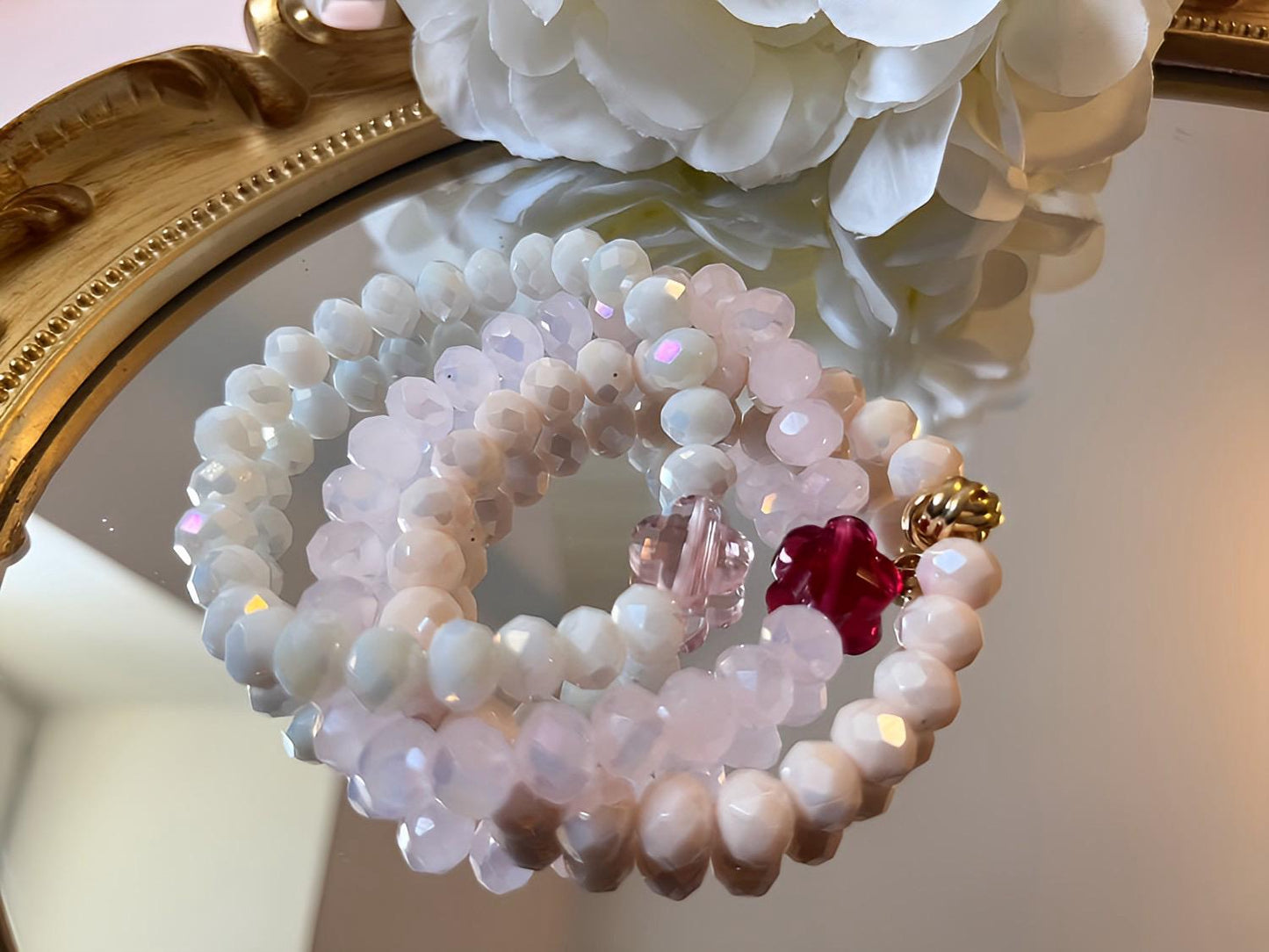 Armband aus glitzernden Facettperlen in Creme mit Kleeblatt aus Kristallglas in Rosa, Freundschaftsarmband - Laury goes Kronberg