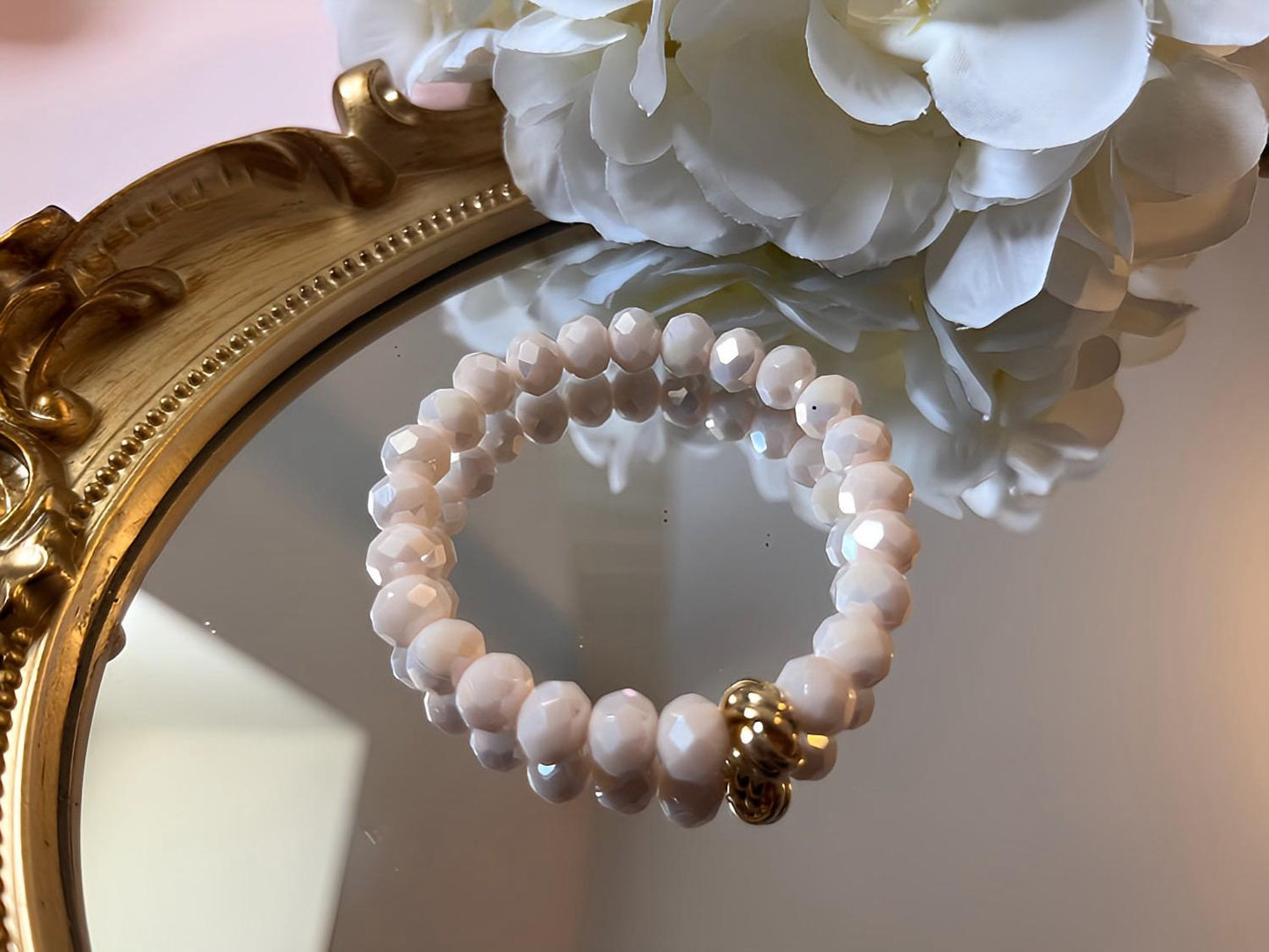 Armband aus glitzernden Facettperlen in Creme mit goldenem Knoten, elegantes Freundschaftsarmband - Laury goes Kronberg