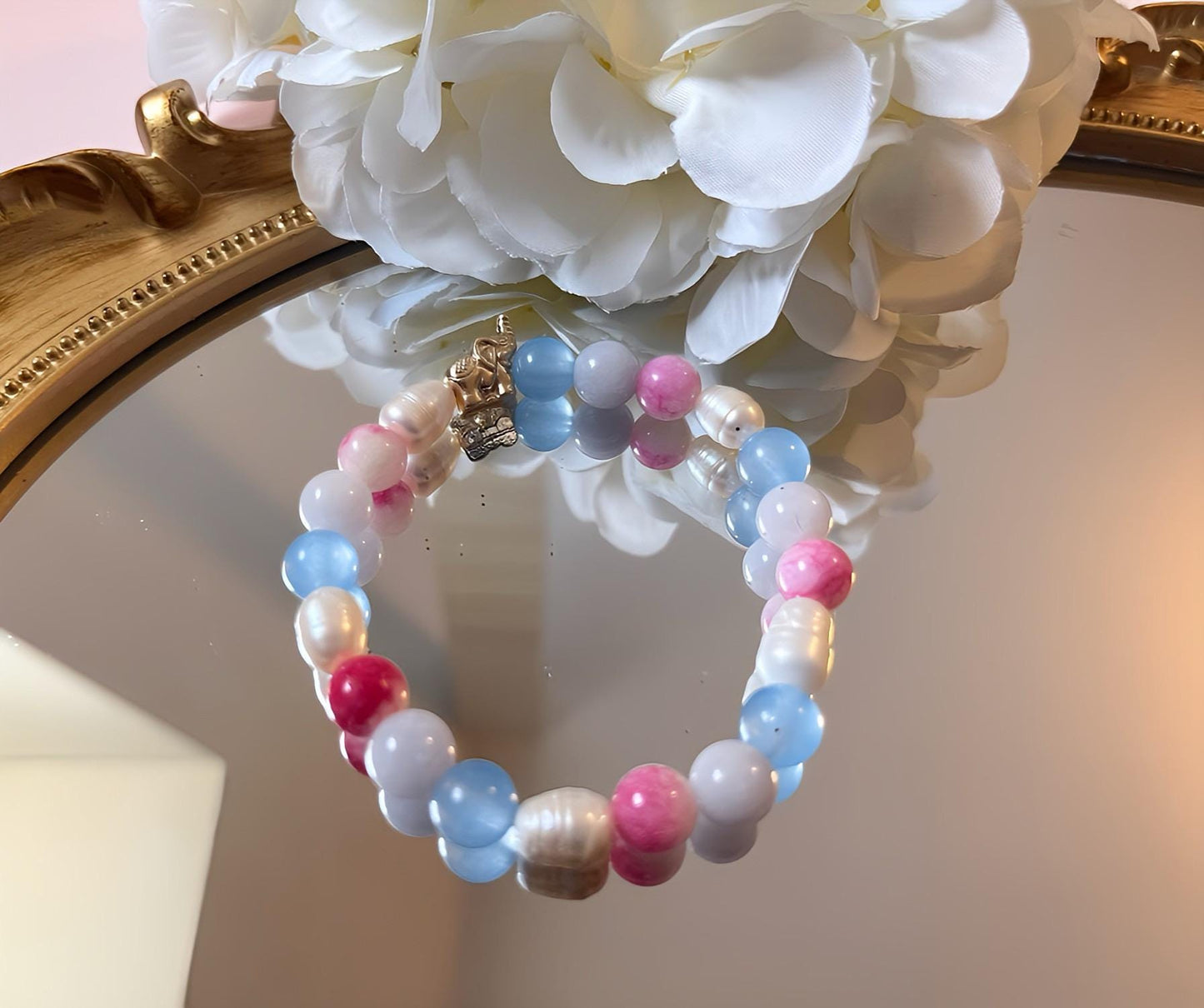 Armband mit Natursteinen und Süßwasserperlen in Hellblau und Rosa mit Elefant oder Biene, Freundschaftsarmband - Laury goes Kronberg