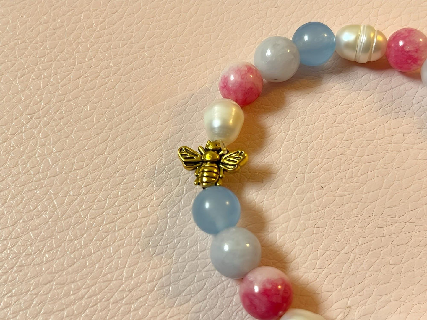 Armband mit Natursteinen und Süßwasserperlen in Hellblau und Rosa mit Elefant oder Biene, Freundschaftsarmband - Laury goes Kronberg