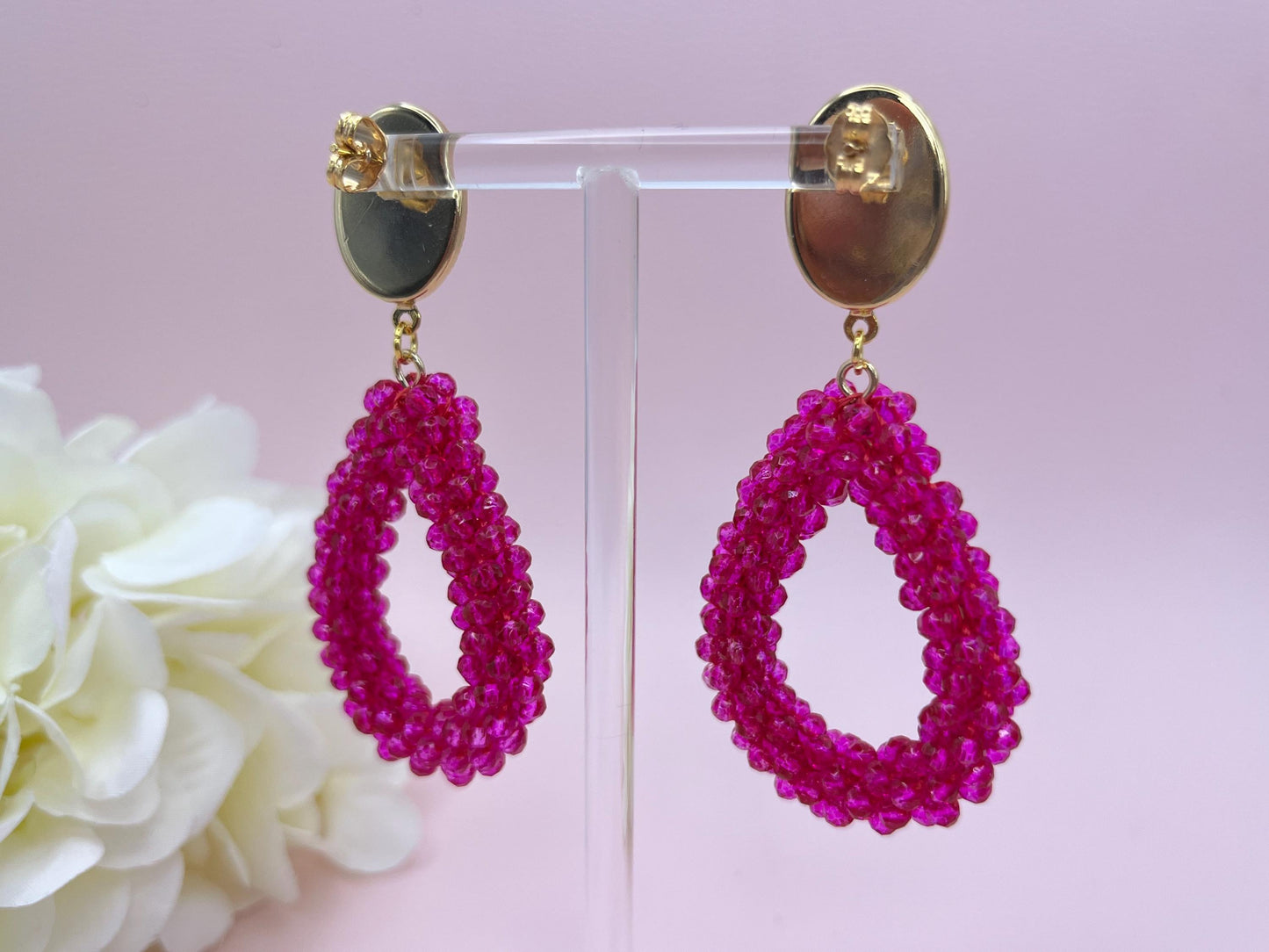 Glitzer Statment Ohrringe mit pinken Facettperlen Tropfen an vergoldeten Ohrsteckern mit Fuchsia Jade Cabochons - Laury goes Côtes d‘Azure