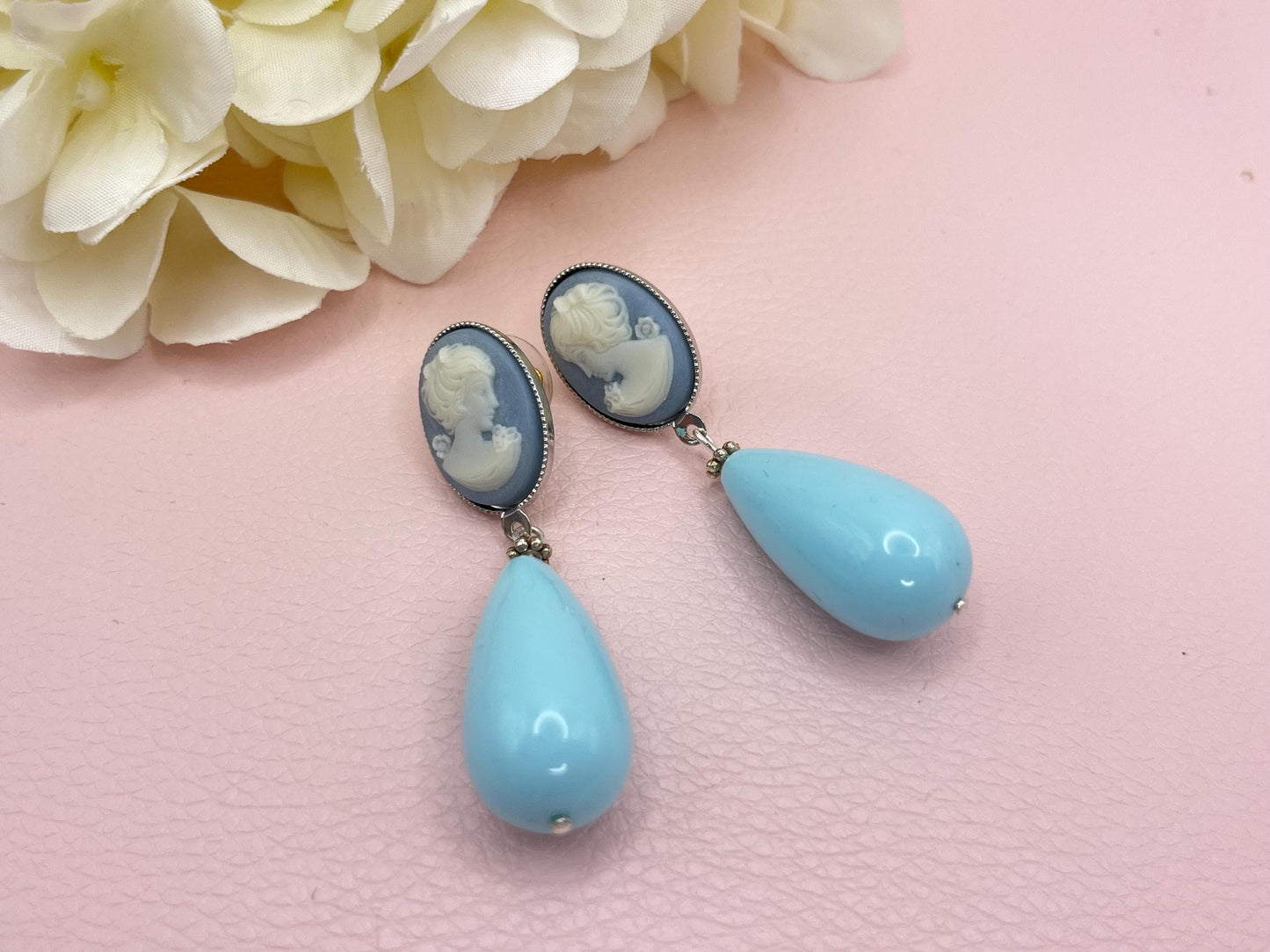Tropfenohrringe, Statement Ohrringe mit hellblauen Resintropfen an vergoldeten Steckern mit Cabochons mit Kameen - Laury goes Vienna