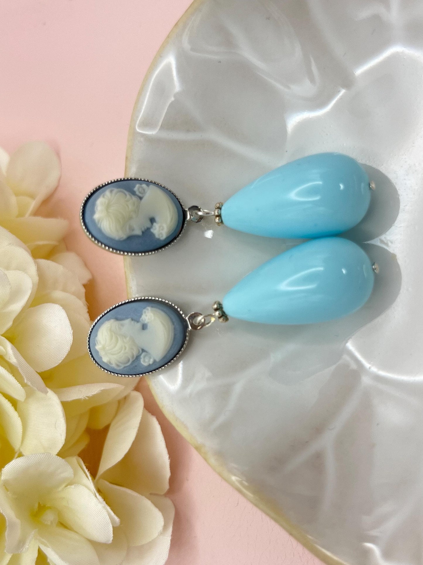 Tropfenohrringe, Statement Ohrringe mit hellblauen Resintropfen an vergoldeten Steckern mit Cabochons mit Kameen - Laury goes Vienna