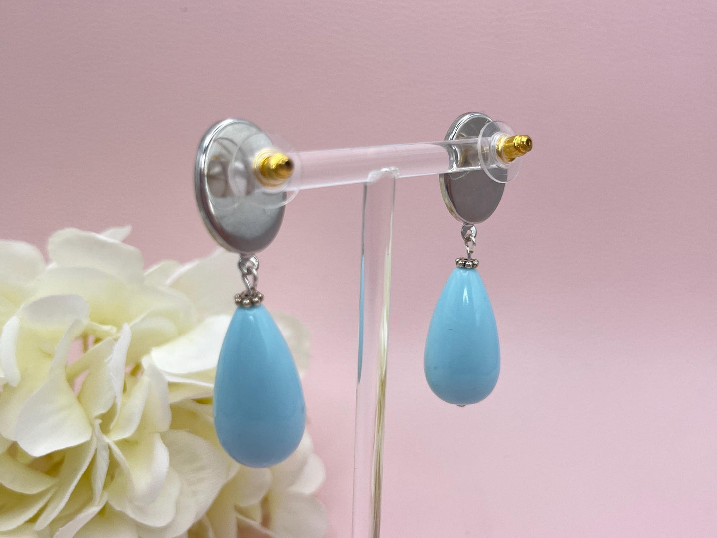 Tropfenohrringe, Statement Ohrringe mit hellblauen Resintropfen an vergoldeten Steckern mit Cabochons mit Kameen - Laury goes Vienna
