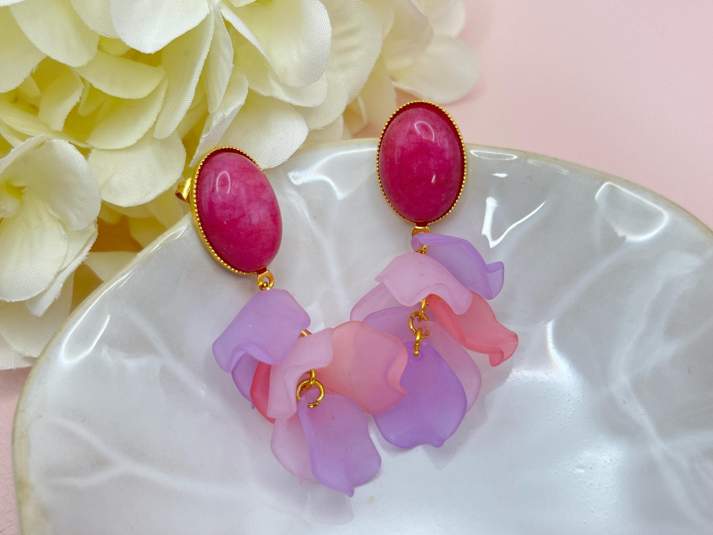 Blumen Ohrringe, leichte Statementohrringe mit Blütenblättern an vergoldeten Steckern mit Jade Cabochons in Pink - Laury goes Tokyo