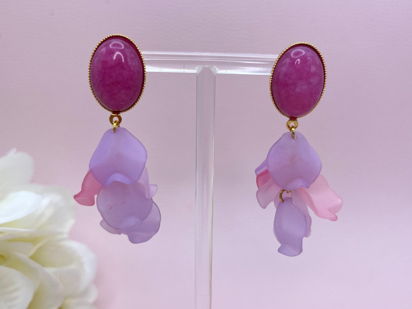 Blumen Ohrringe, leichte Statementohrringe mit Blütenblättern an vergoldeten Steckern mit Jade Cabochons in Pink - Laury goes Tokyo