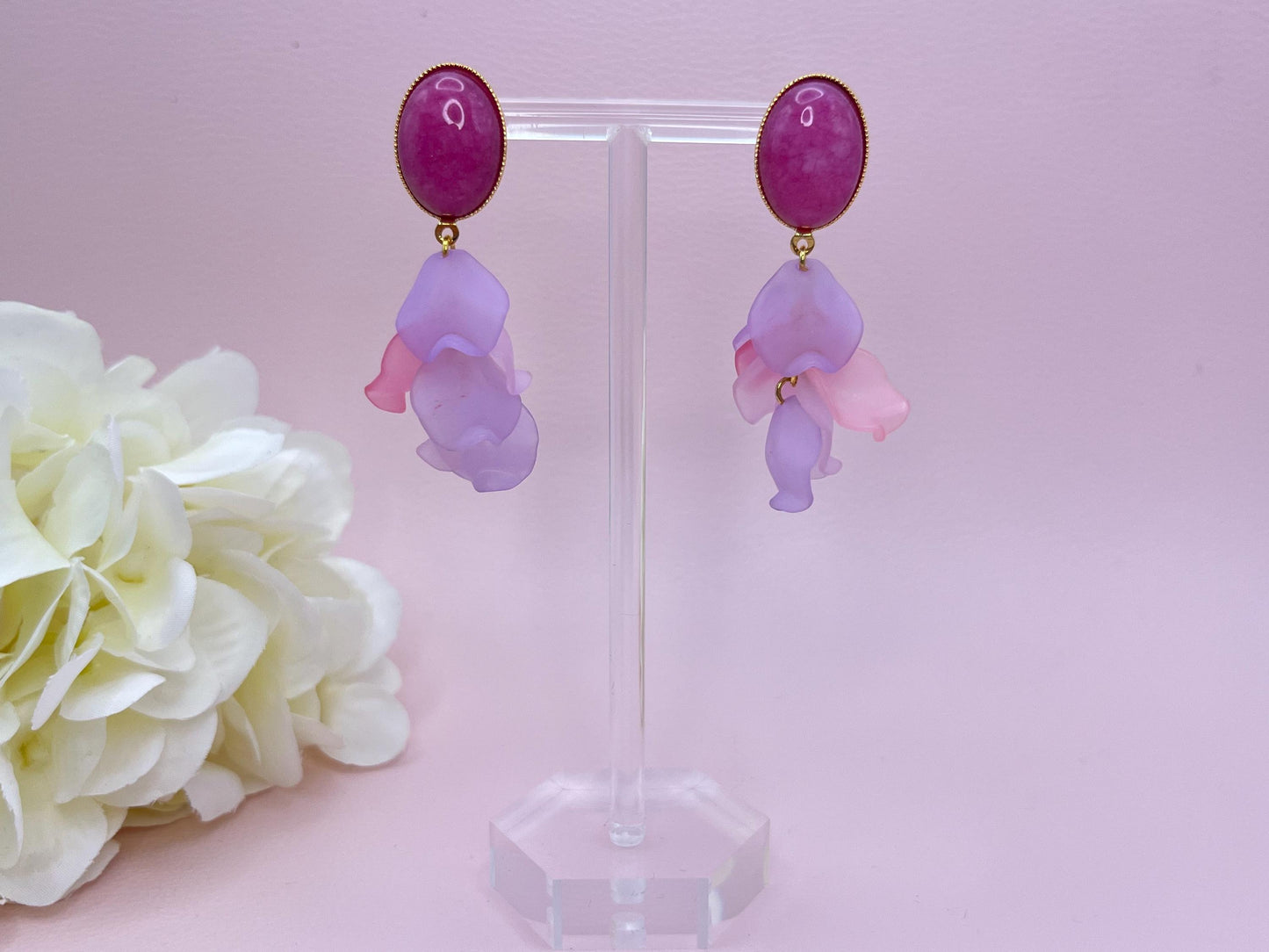 Blumen Ohrringe, leichte Statementohrringe mit Blütenblättern an vergoldeten Steckern mit Jade Cabochons in Pink - Laury goes Tokyo