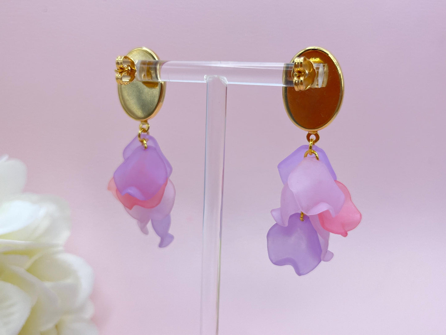Blumen Ohrringe, leichte Statementohrringe mit Blütenblättern an vergoldeten Steckern mit Jade Cabochons in Pink - Laury goes Tokyo