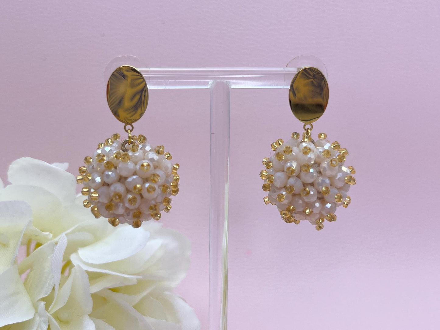 Statementohrringe, Glitzerohrringe, Ohrstecker mit Facettperlen Kugelanhänger Creme Gold - Laury goes Flachau