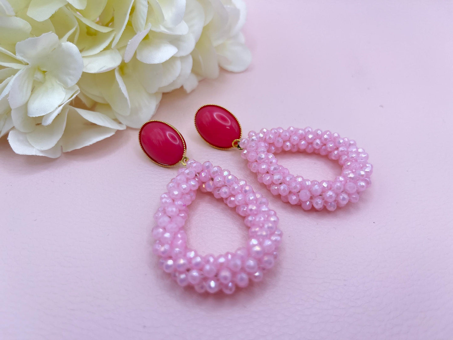 Glitzer Statement Ohrringe mit rosa Facettperlen Tropfen an vergoldeten Ohrsteckern mit rosa Cabochons - Laury goes Côtes d‘Azure
