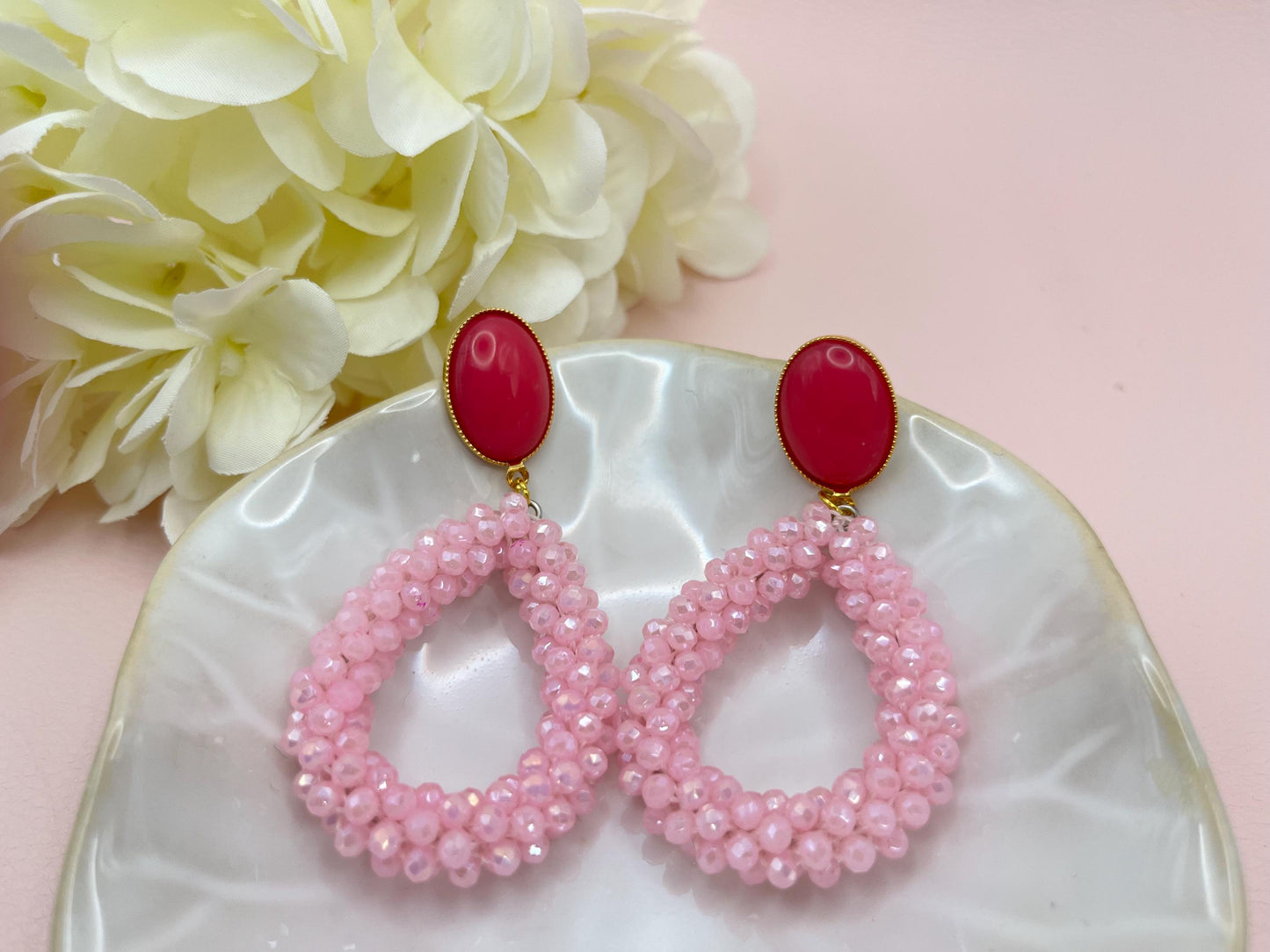 Glitzer Statement Ohrringe mit rosa Facettperlen Tropfen an vergoldeten Ohrsteckern mit rosa Cabochons - Laury goes Côtes d‘Azure