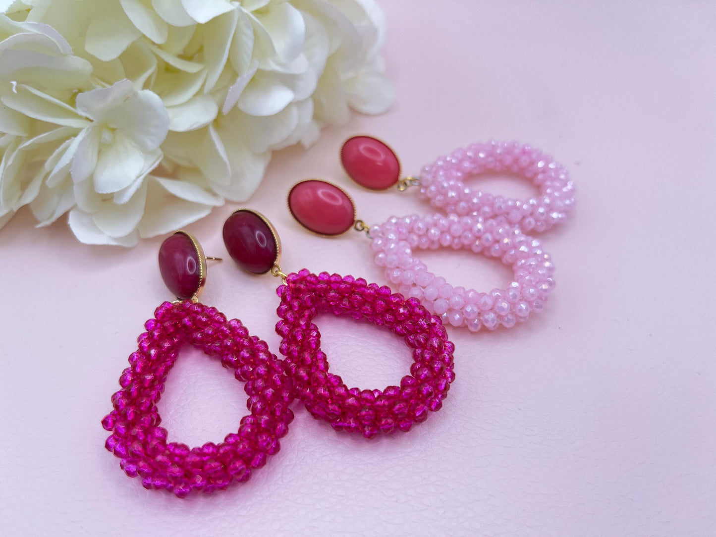 Glitzer Statement Ohrringe mit rosa Facettperlen Tropfen an vergoldeten Ohrsteckern mit rosa Cabochons - Laury goes Côtes d‘Azure