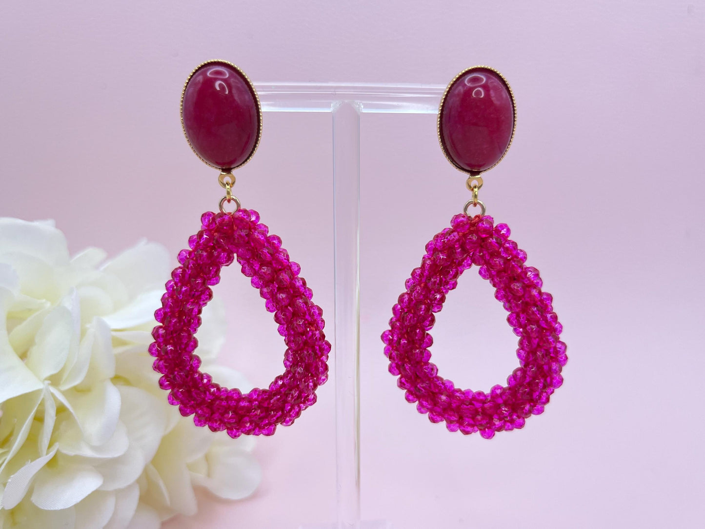 Glitzer Statment Ohrringe mit pinken Facettperlen Tropfen an vergoldeten Ohrsteckern mit Fuchsia Jade Cabochons - Laury goes Côtes d‘Azure