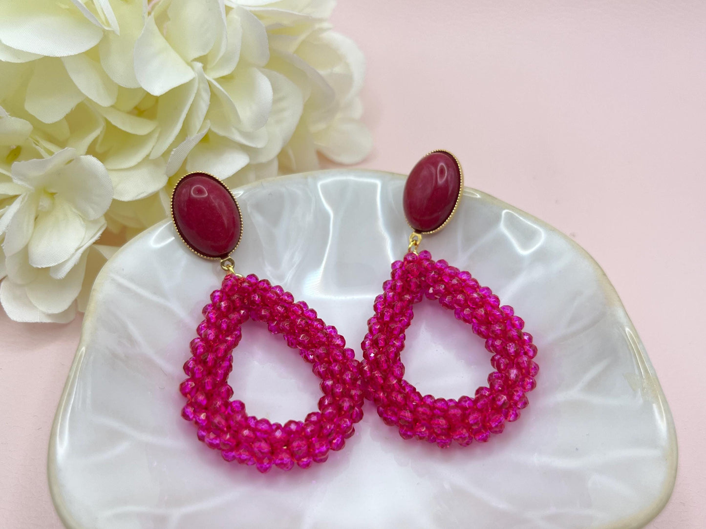 Glitzer Statment Ohrringe mit pinken Facettperlen Tropfen an vergoldeten Ohrsteckern mit Fuchsia Jade Cabochons - Laury goes Côtes d‘Azure