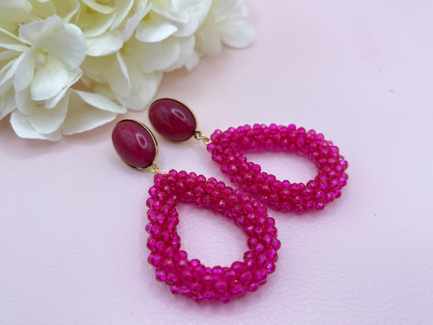 Glitzer Statment Ohrringe mit pinken Facettperlen Tropfen an vergoldeten Ohrsteckern mit Fuchsia Jade Cabochons - Laury goes Côtes d‘Azure