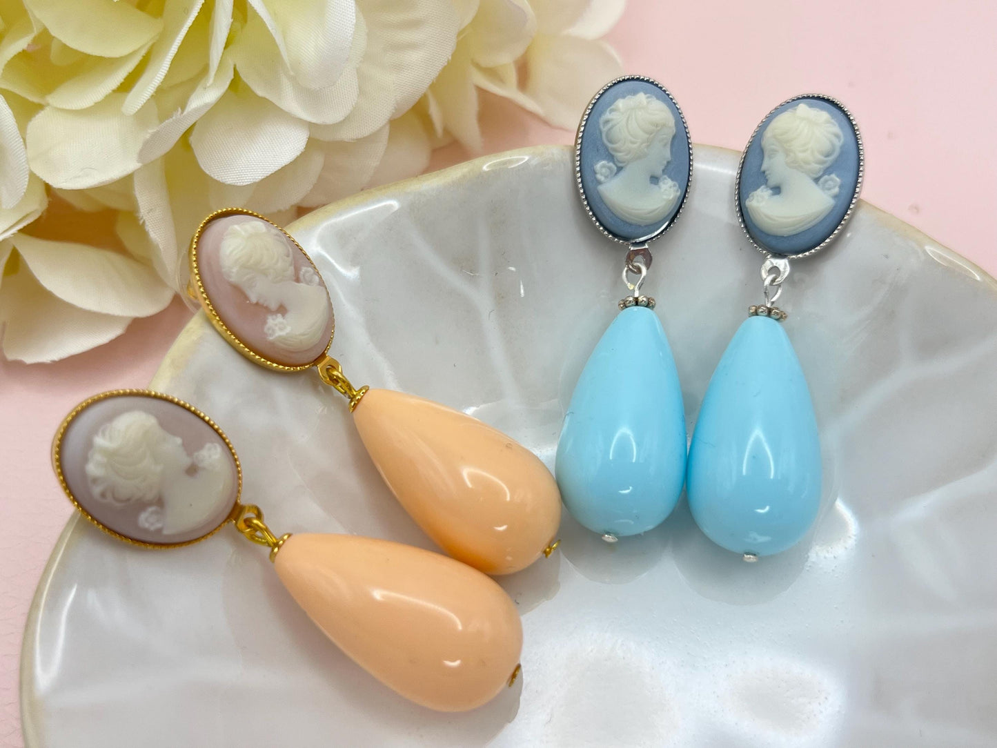 Tropfenohrringe, Statement Ohrringe mit hellblauen Resintropfen an vergoldeten Steckern mit Cabochons mit Kameen - Laury goes Vienna