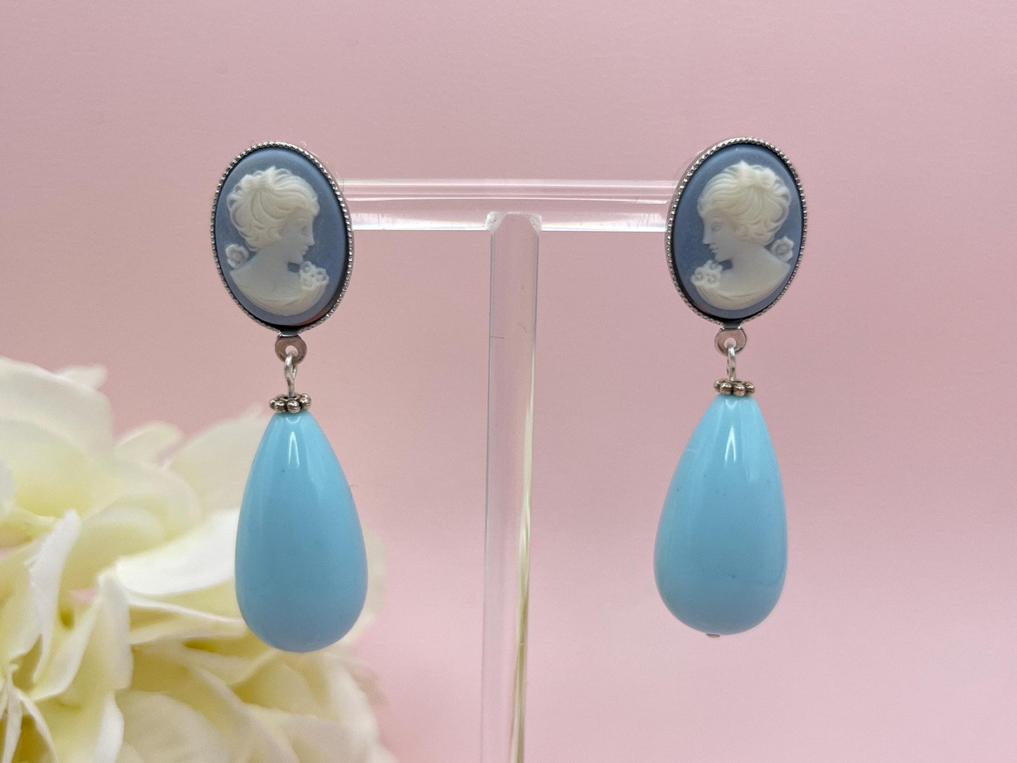 Tropfenohrringe, Statement Ohrringe mit hellblauen Resintropfen an vergoldeten Steckern mit Cabochons mit Kameen - Laury goes Vienna