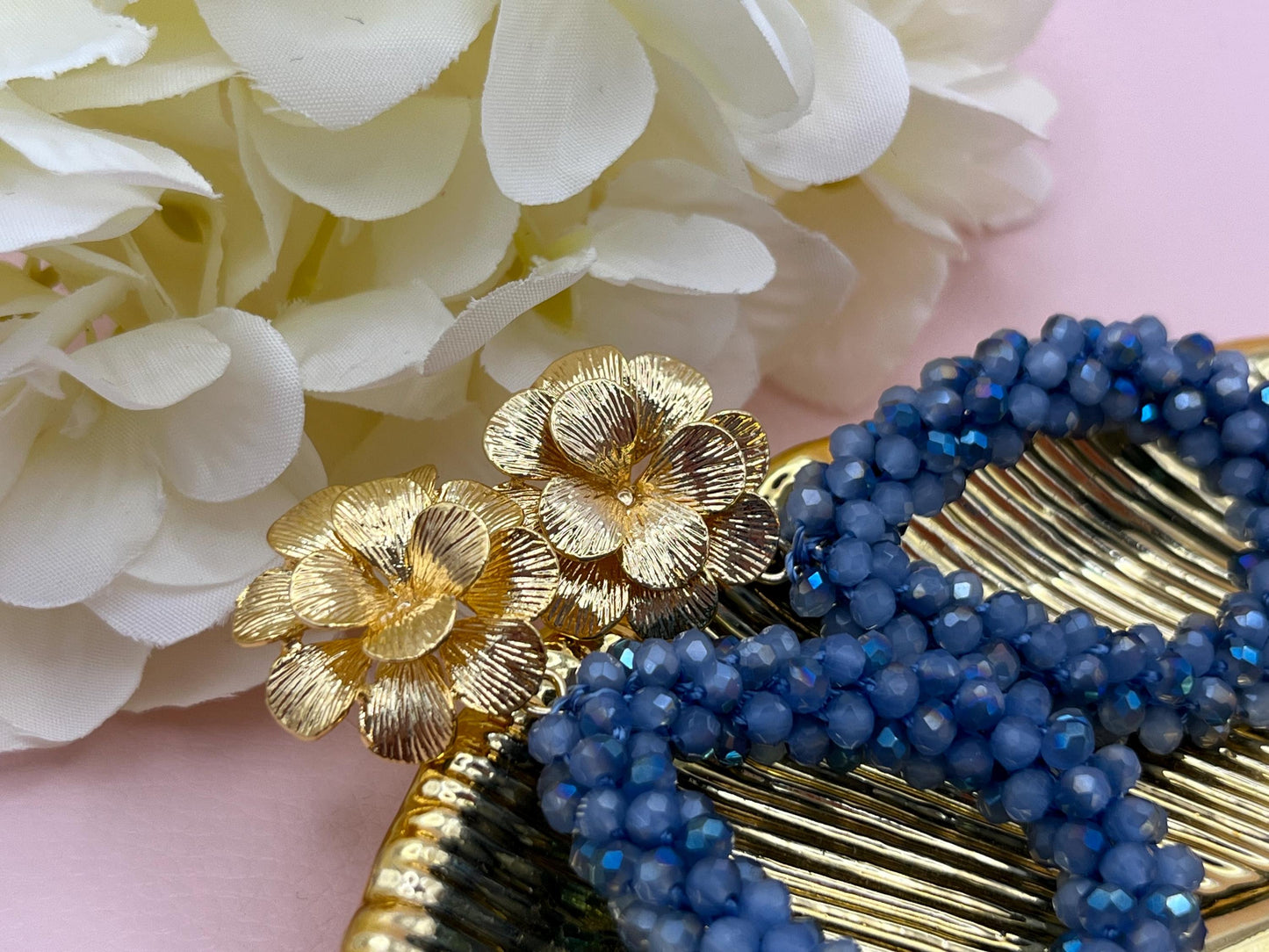 Glitzer Statement Ohrringe mit Tropfen aus blauen Facettperlen an vergoldeten Blumen Steckern - Laury goes Chelsea
