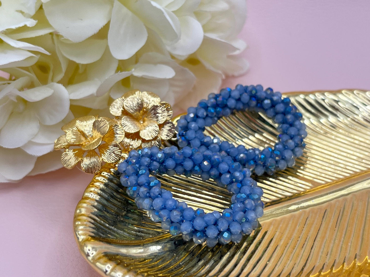 Glitzer Statement Ohrringe mit Tropfen aus blauen Facettperlen an vergoldeten Blumen Steckern - Laury goes Chelsea