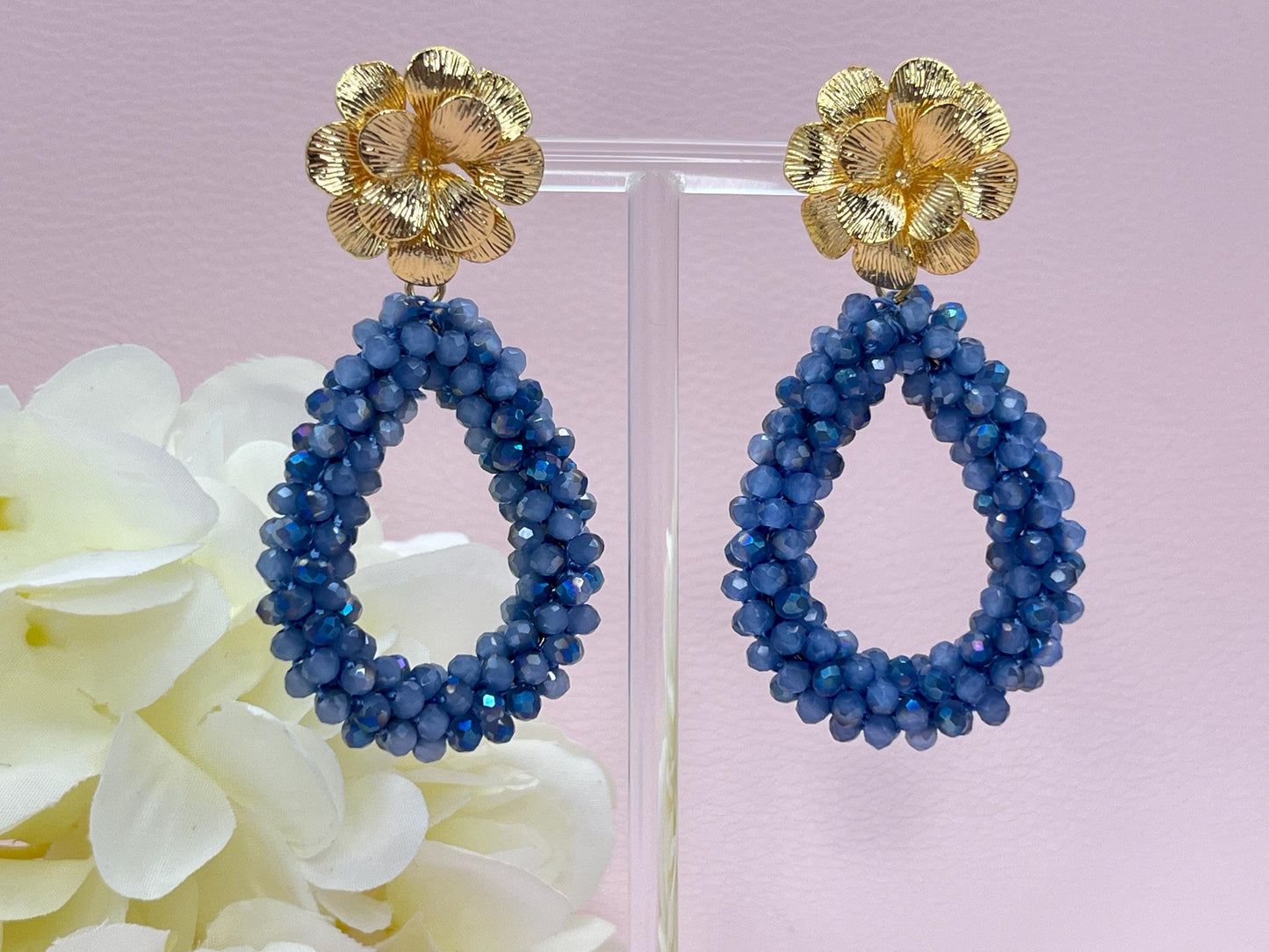 Glitzer Statement Ohrringe mit Tropfen aus blauen Facettperlen an vergoldeten Blumen Steckern - Laury goes Chelsea