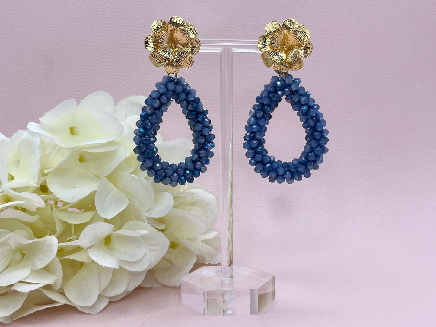 Glitzer Statement Ohrringe mit Tropfen aus blauen Facettperlen an vergoldeten Blumen Steckern - Laury goes Chelsea