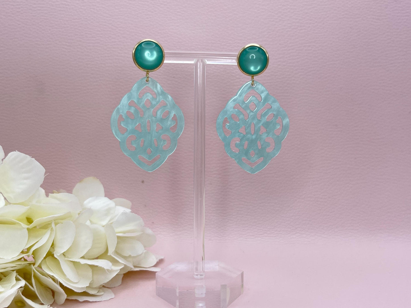 Leichte Ornamentohrringe, Hängeohrringe an vergoldeten Ohrsteckern mit Cabochons in Türkis - Laury goes Marrakesh