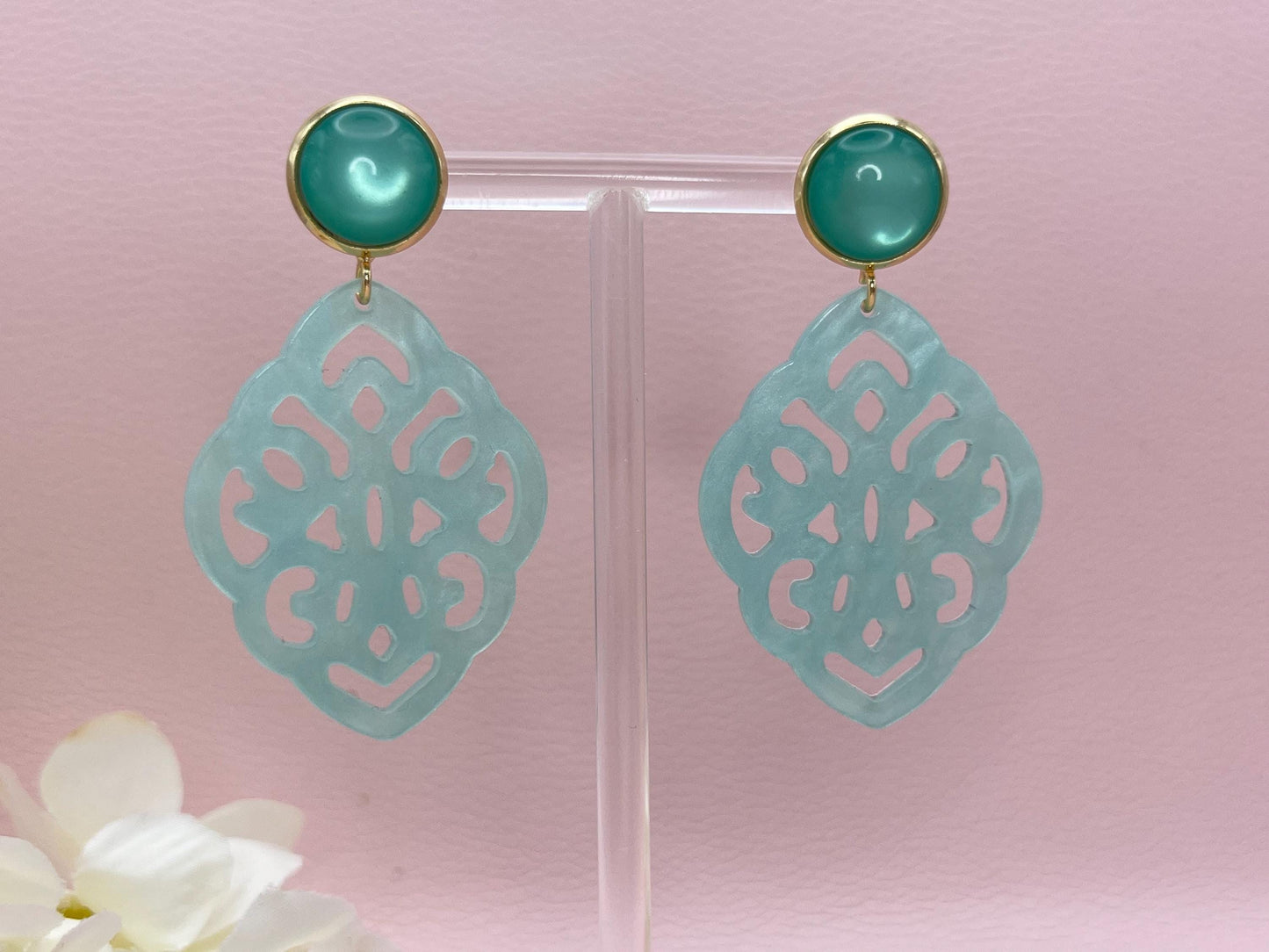 Leichte Ornamentohrringe, Hängeohrringe an vergoldeten Ohrsteckern mit Cabochons in Türkis - Laury goes Marrakesh