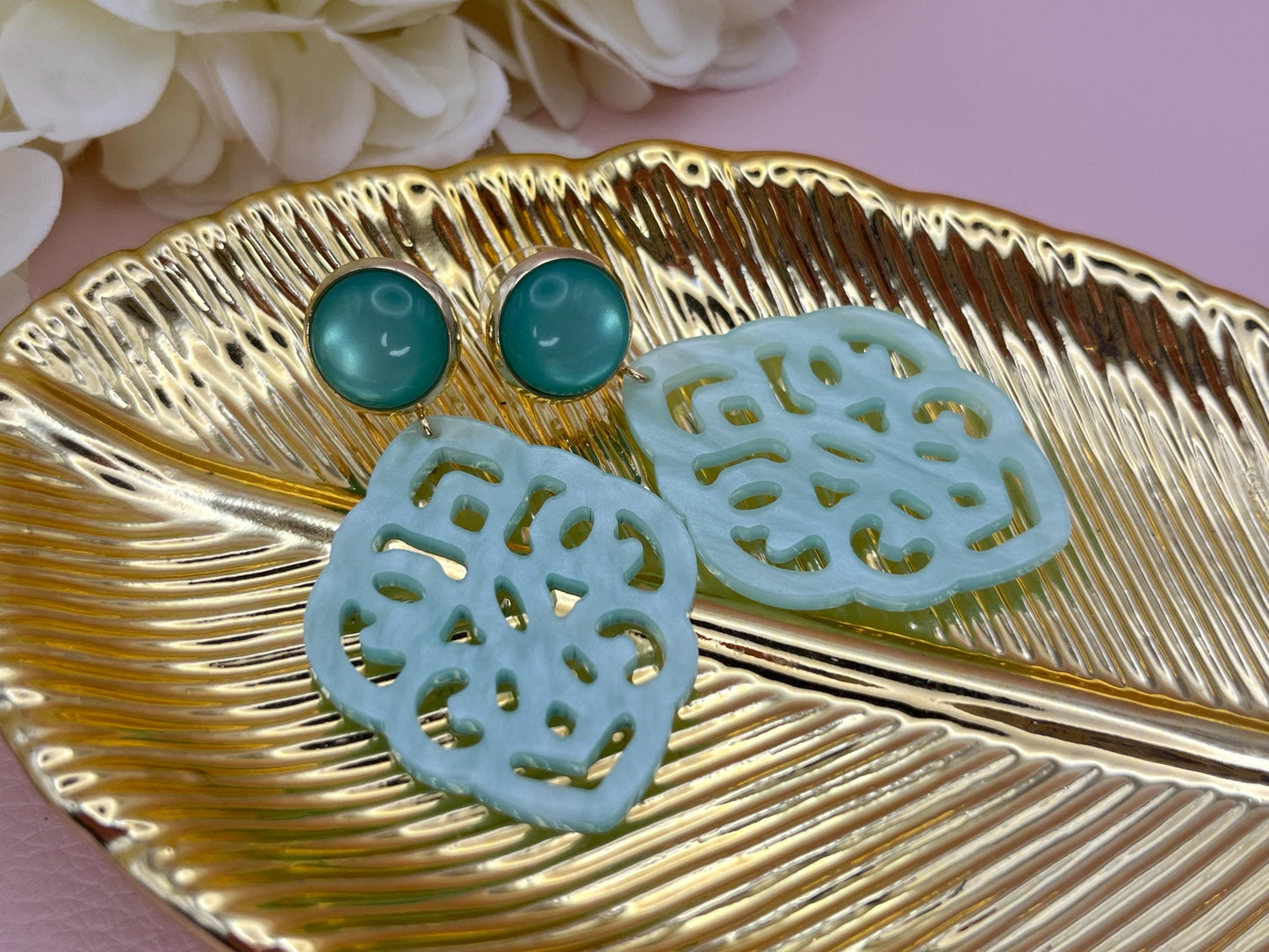 Leichte Ornamentohrringe, Hängeohrringe an vergoldeten Ohrsteckern mit Cabochons in Türkis - Laury goes Marrakesh