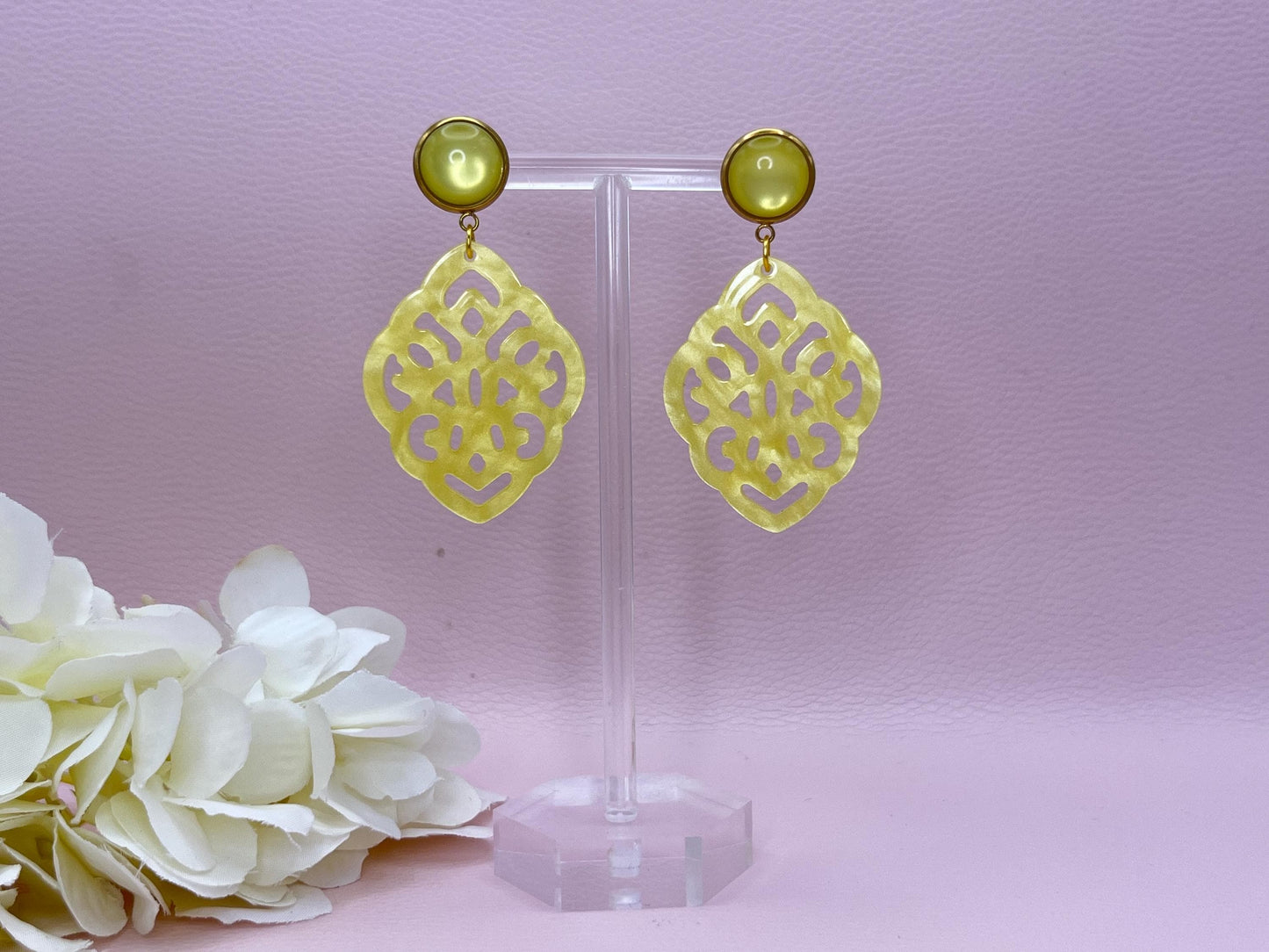 Leichte Ornamentohrringe, Hängeohrringe an vergoldeten Ohrsteckern mit Cabochons in Gelb - Laury goes Marrakesh