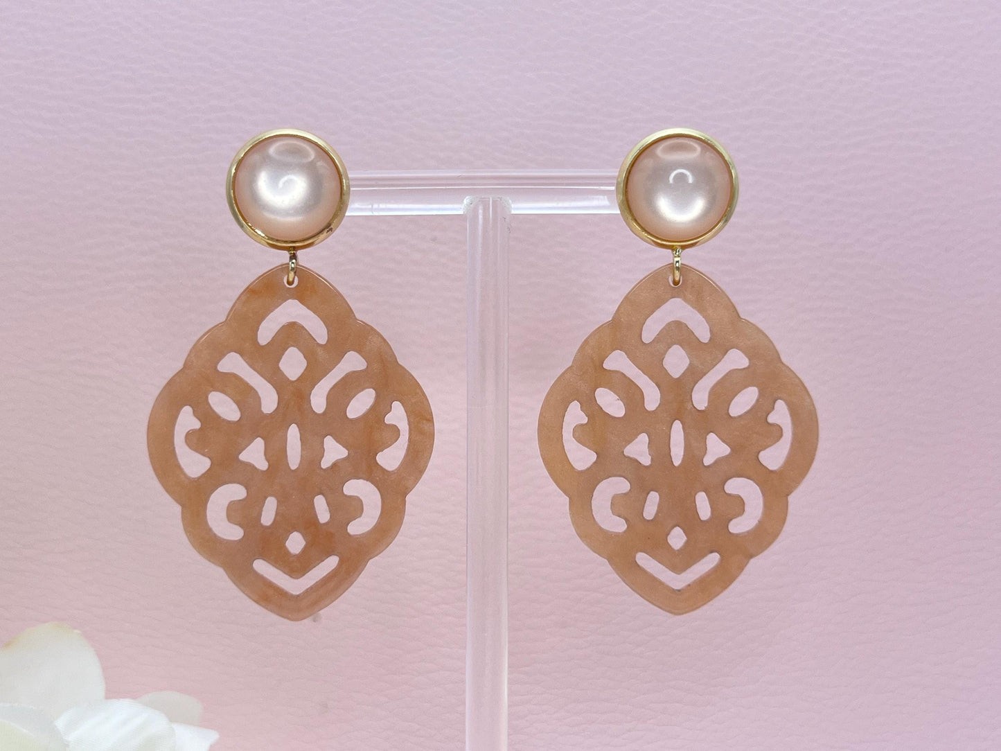 Leichte Ornamentohrringe, Hängeohrringe an vergoldeten Ohrsteckern mit Cabochons in Nude - Laury goes Marrakesh