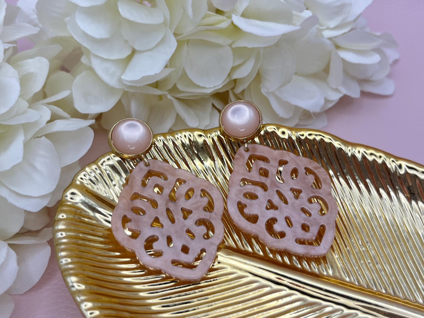 Leichte Ornamentohrringe, Hängeohrringe an vergoldeten Ohrsteckern mit Cabochons in Nude - Laury goes Marrakesh