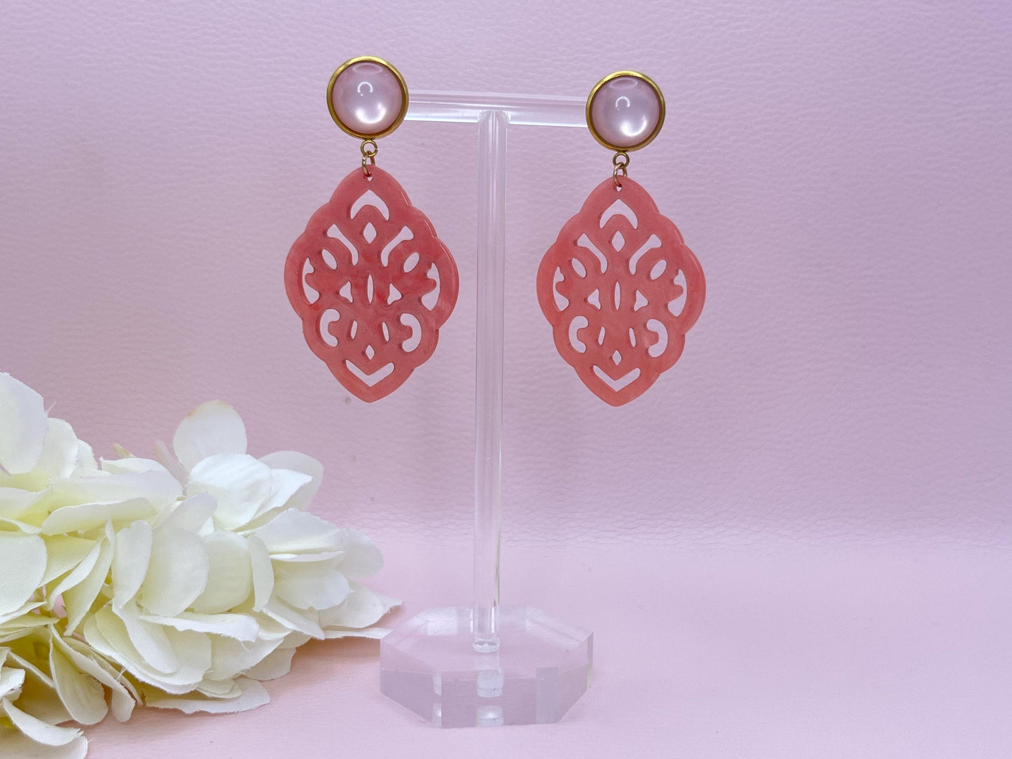 Leichte Ornamentohrringe, Hängeohrringe an vergoldeten Ohrsteckern mit Cabochons in Rosa - Laury goes Marrakesh
