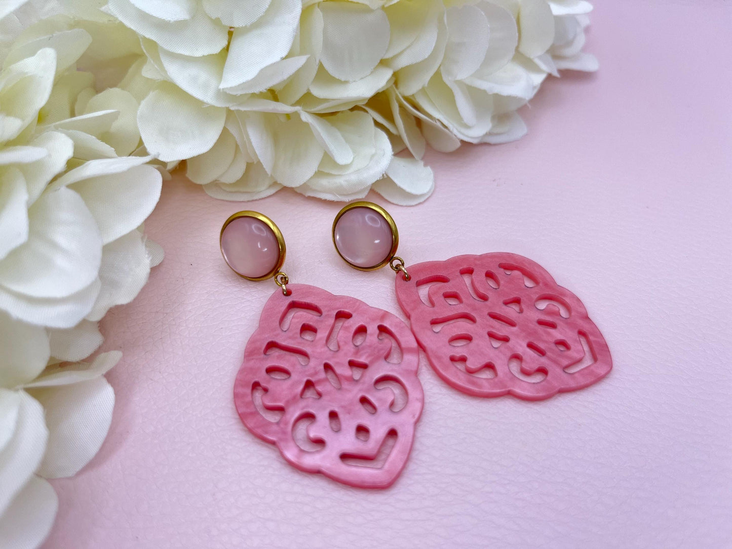 Leichte Ornamentohrringe, Hängeohrringe an vergoldeten Ohrsteckern mit Cabochons in Rosa - Laury goes Marrakesh
