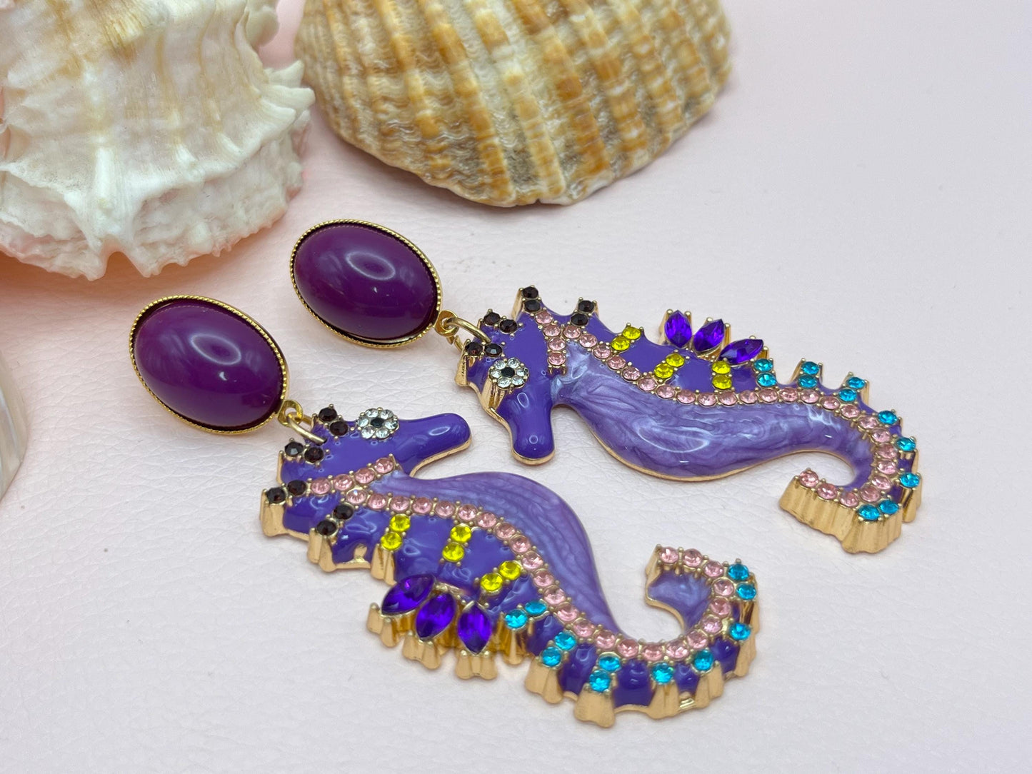 Statementohrringe, Hängeohrringe mit glitzernden Seepferdchen an vergoldeten Ohrsteckern mit Cabochons Lila - Laury goes Elba
