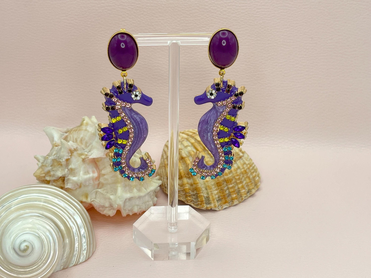 Statementohrringe, Hängeohrringe mit glitzernden Seepferdchen an vergoldeten Ohrsteckern mit Cabochons Lila - Laury goes Elba