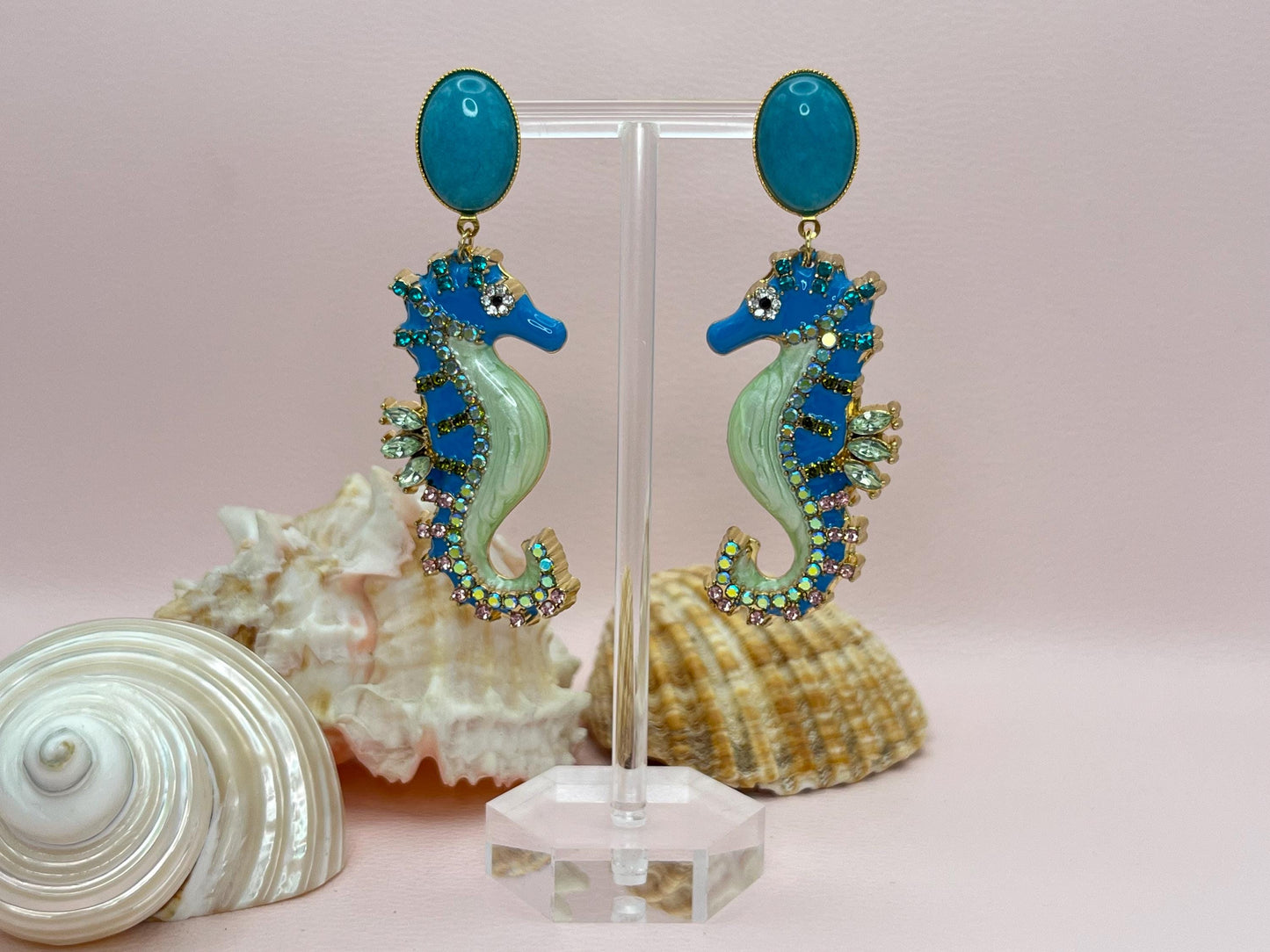 Statementohrringe, Hängeohrringe mit glitzernden Seepferdchen an vergoldeten Ohrsteckern mit Jade Cabochons Mint Türkis - Laury goes Elba
