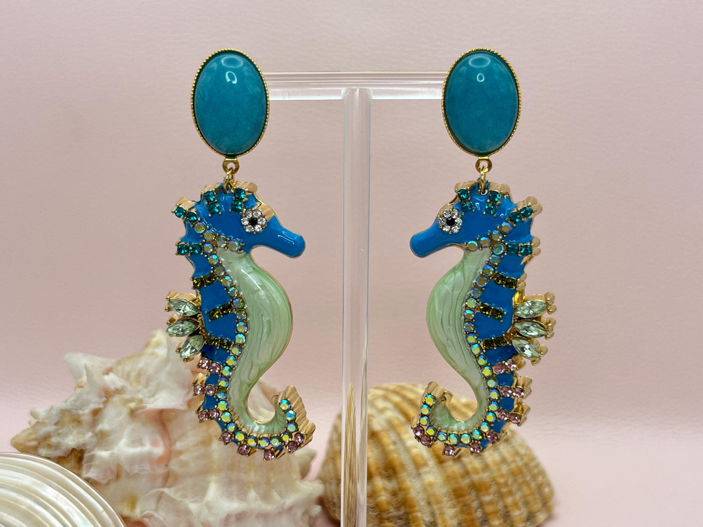Statementohrringe, Hängeohrringe mit glitzernden Seepferdchen an vergoldeten Ohrsteckern mit Jade Cabochons Mint Türkis - Laury goes Elba