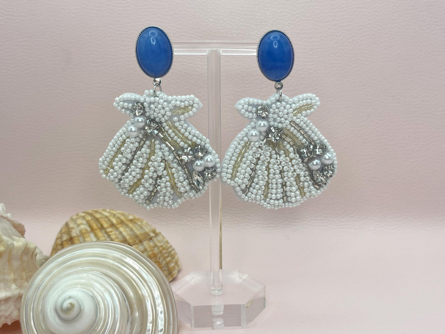 Statementohrringe, Hängeohrringe mit leichten weißen Muscheln an vergoldeten Ohrsteckern mit Jade Cabochons in Blau - Laury goes Le Havre