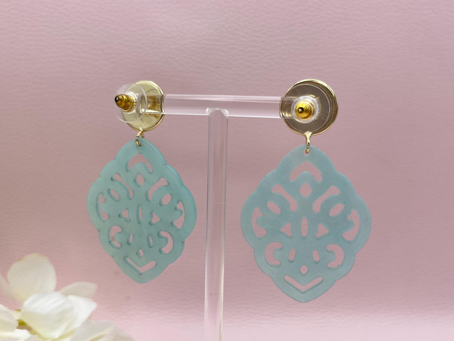 Leichte Ornamentohrringe, Hängeohrringe an vergoldeten Ohrsteckern mit Cabochons in Türkis - Laury goes Marrakesh