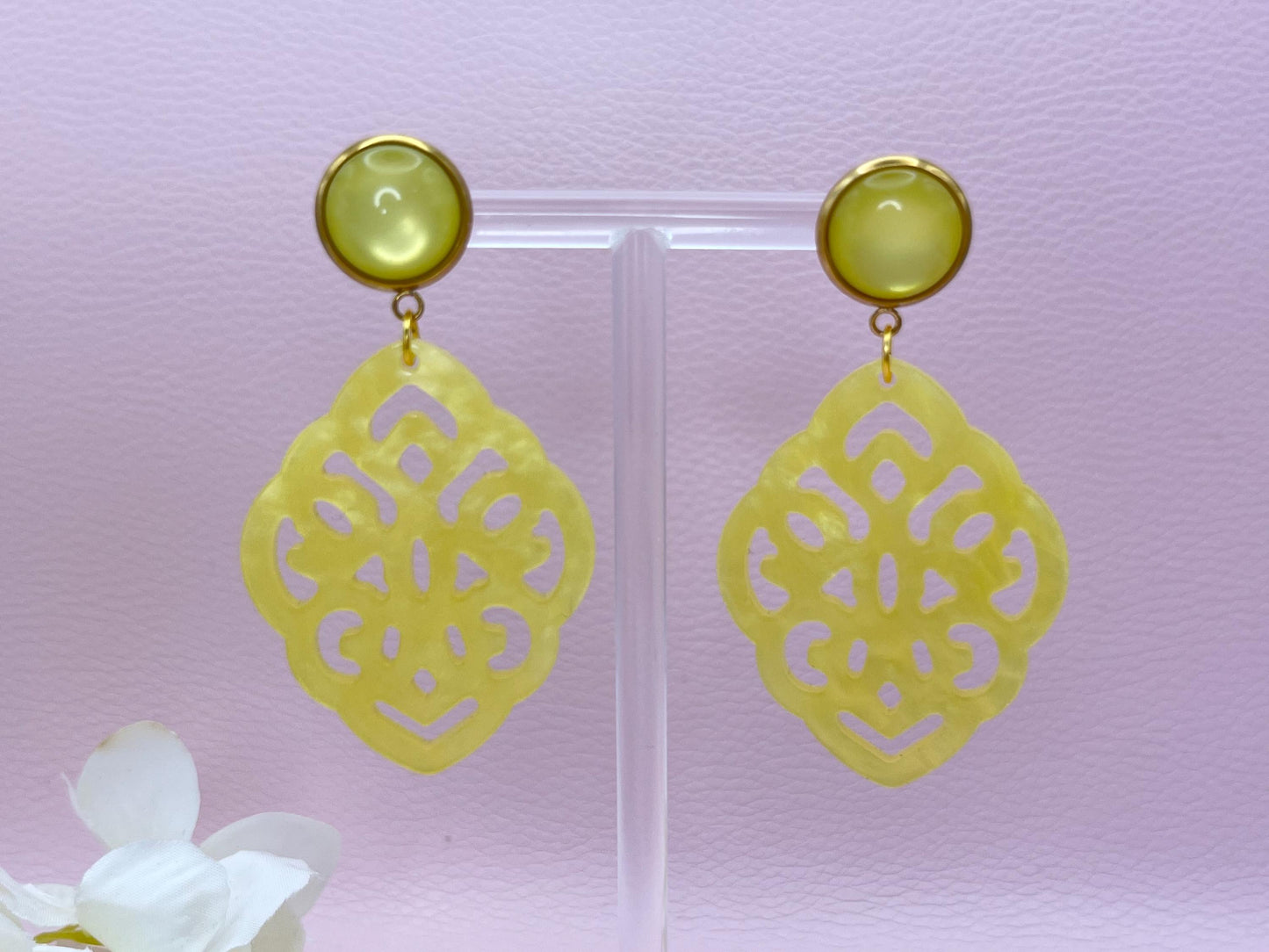 Leichte Ornamentohrringe, Hängeohrringe an vergoldeten Ohrsteckern mit Cabochons in Gelb - Laury goes Marrakesh
