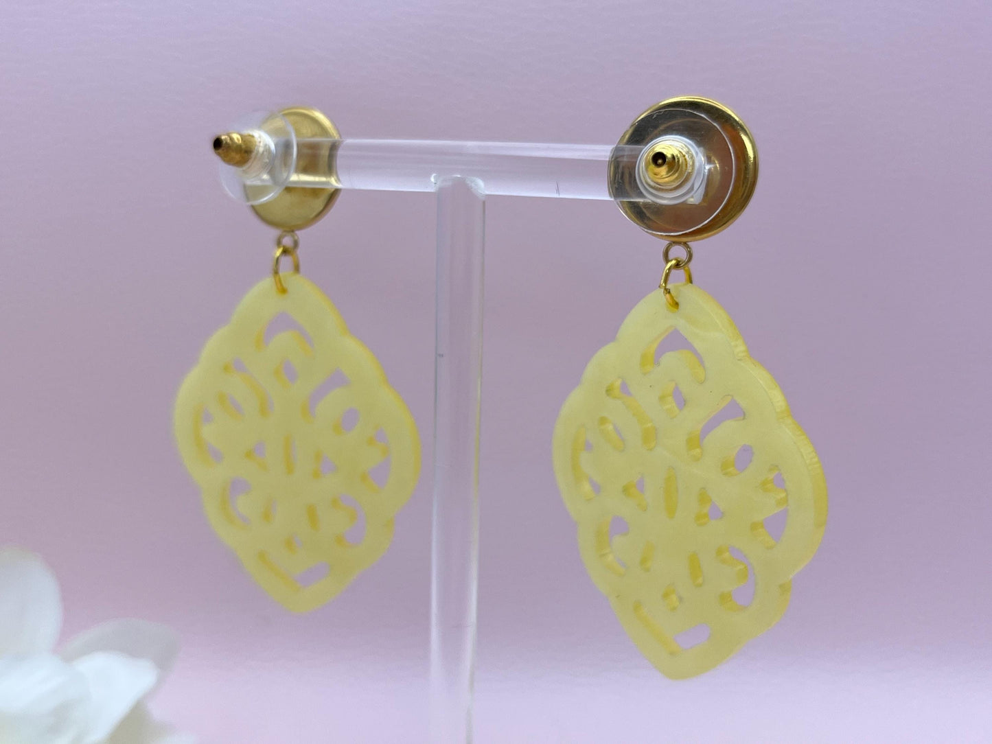 Leichte Ornamentohrringe, Hängeohrringe an vergoldeten Ohrsteckern mit Cabochons in Gelb - Laury goes Marrakesh