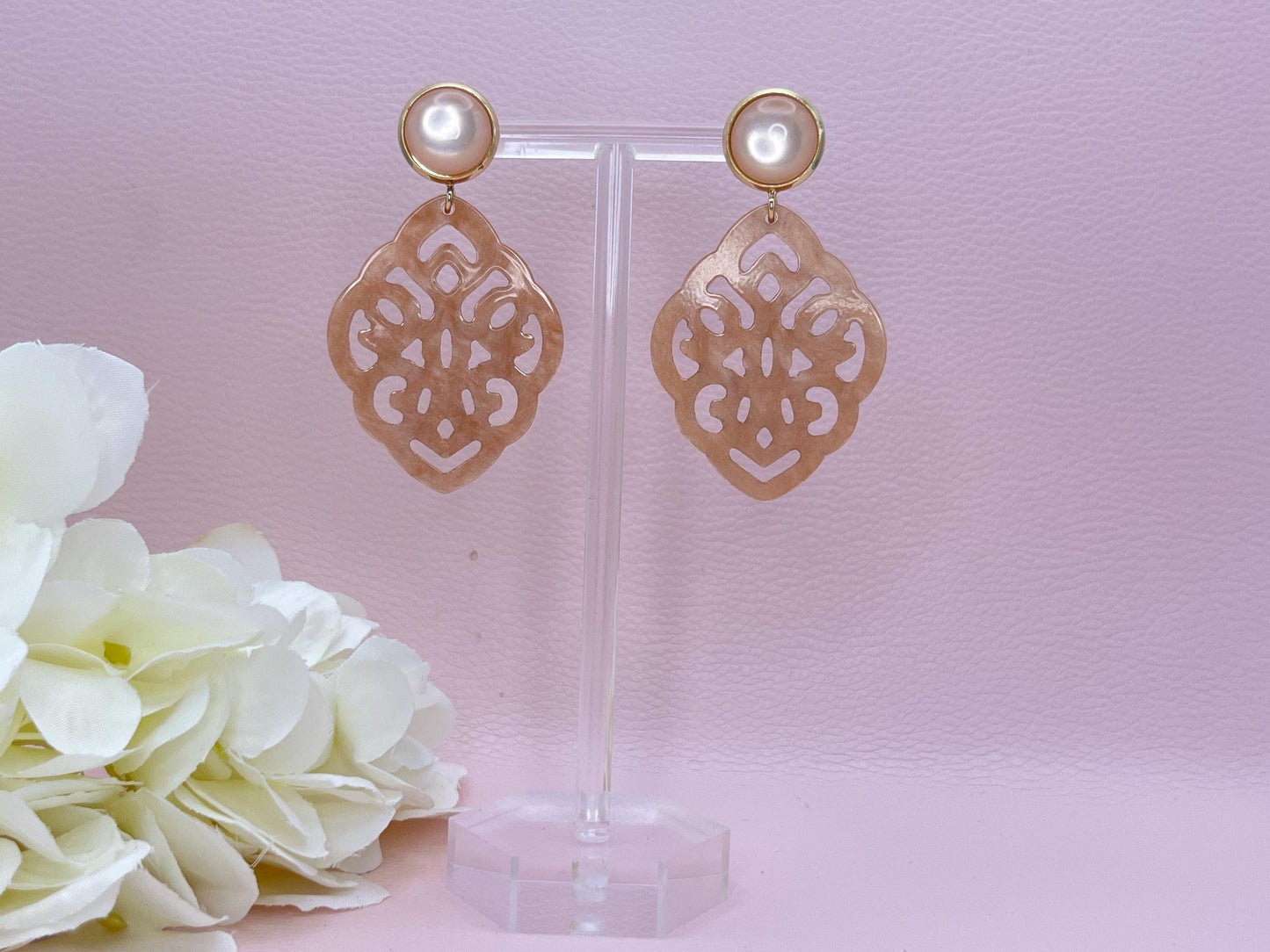 Leichte Ornamentohrringe, Hängeohrringe an vergoldeten Ohrsteckern mit Cabochons in Nude - Laury goes Marrakesh