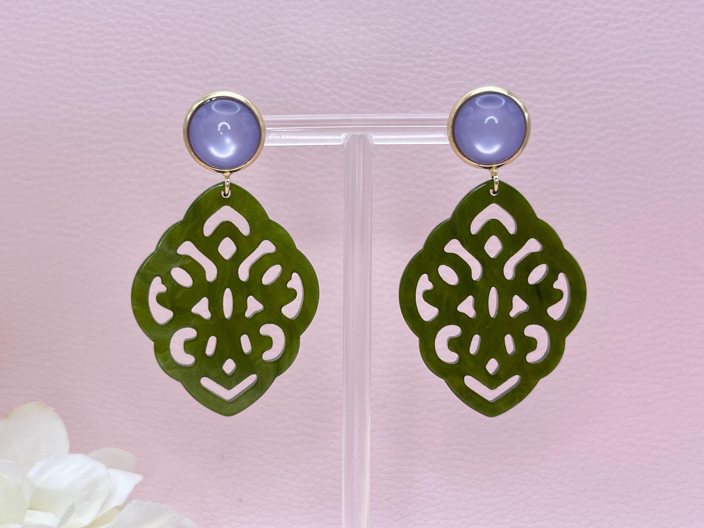 Leichte Ornamentohrringe, Hängeohrringe an vergoldeten Ohrsteckern mit Cabochons in Grün und Flieder - Laury goes Marrakesh