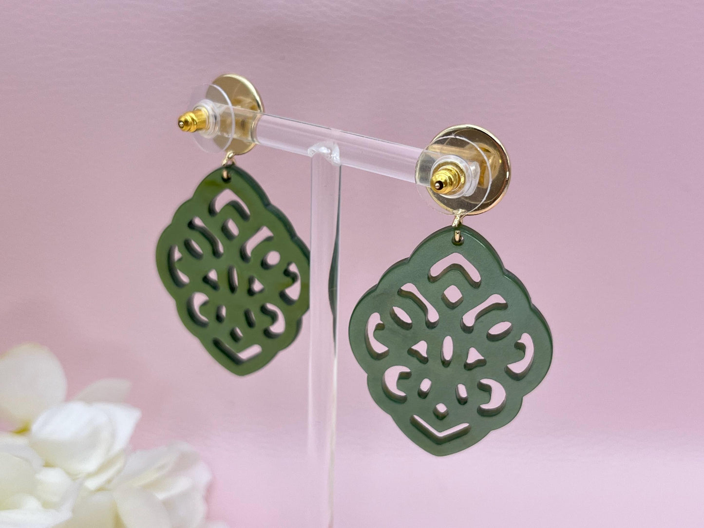 Leichte Ornamentohrringe, Hängeohrringe an vergoldeten Ohrsteckern mit Cabochons in Grün und Flieder - Laury goes Marrakesh