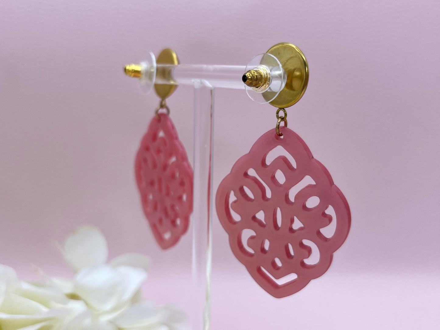 Leichte Ornamentohrringe, Hängeohrringe an vergoldeten Ohrsteckern mit Cabochons in Rosa - Laury goes Marrakesh